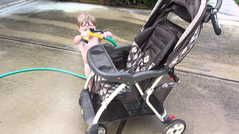 Как часто нужно делать химчистку детских колясок?
