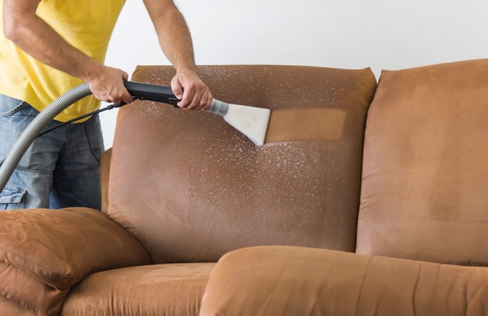 Чому чищення меблів якісніша професійним пилососом
